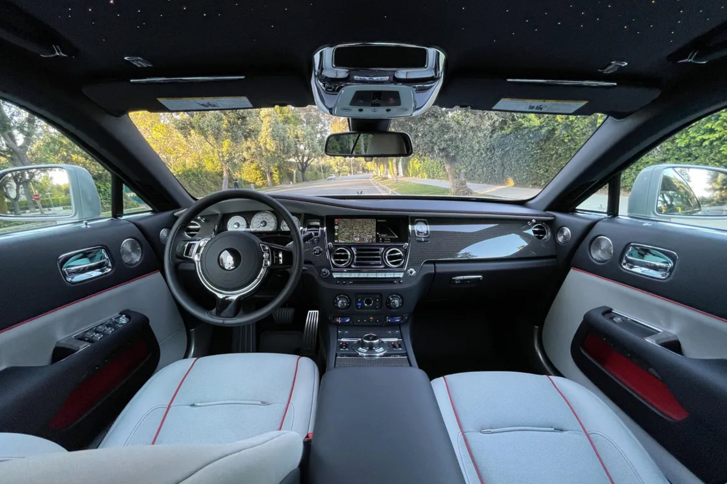 Rolls-Royce Wraith (White)