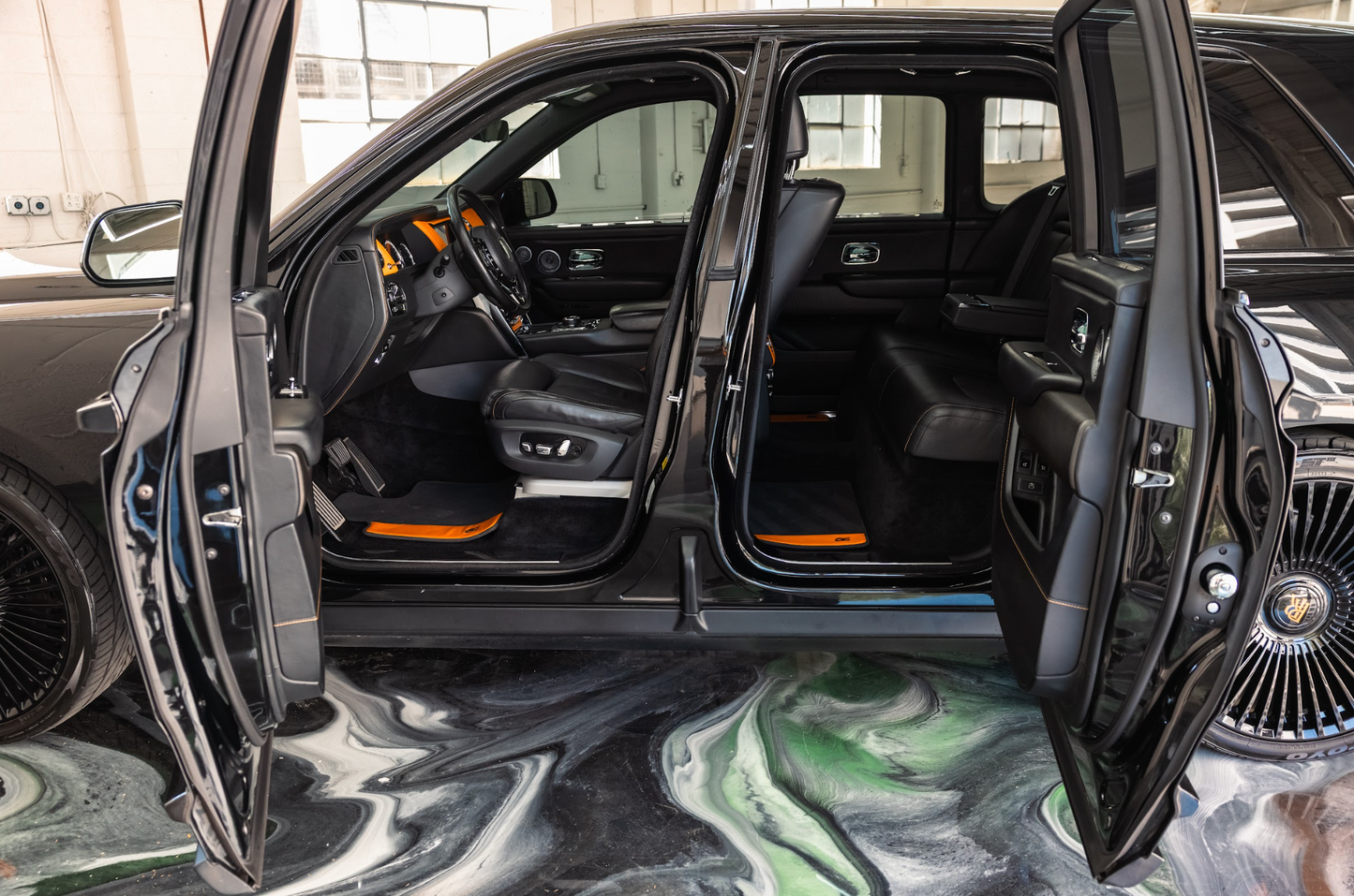 Rolls-Royce Cullinan (Black with Orange)