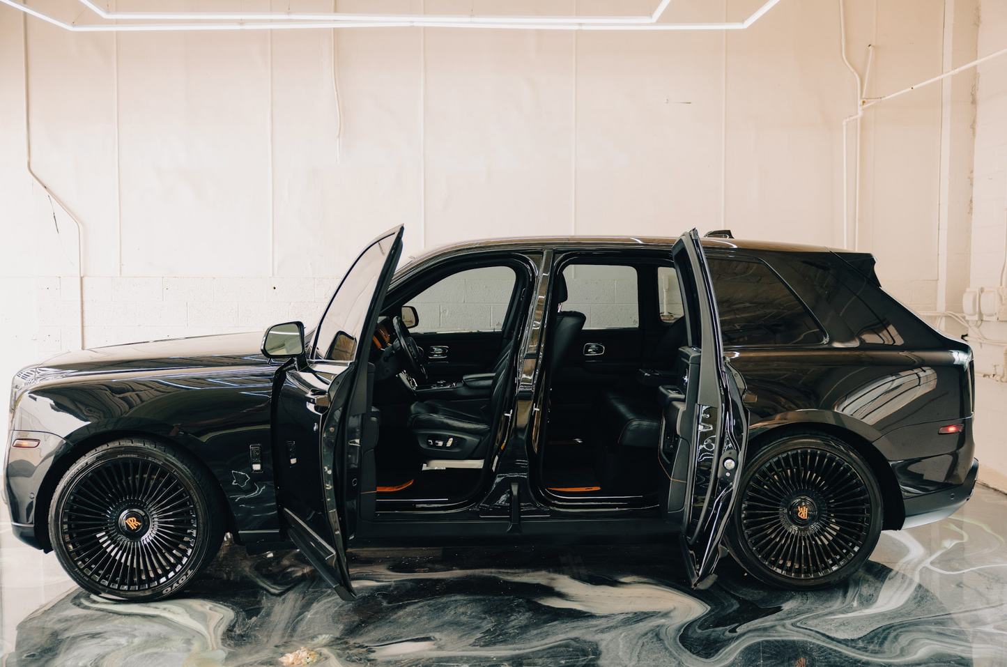 Rolls-Royce Cullinan (Black with Orange)